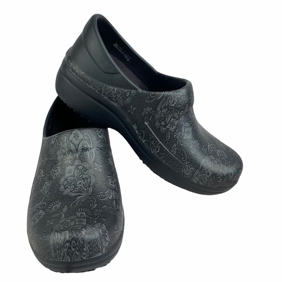 Dual Comfort Clogs Black &Gray Floral Crocs - Picture 1 of 6